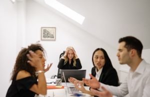 Konfliktlösung am Arbeitsplatz: Wie man Unstimmigkeiten konstruktiv angeht